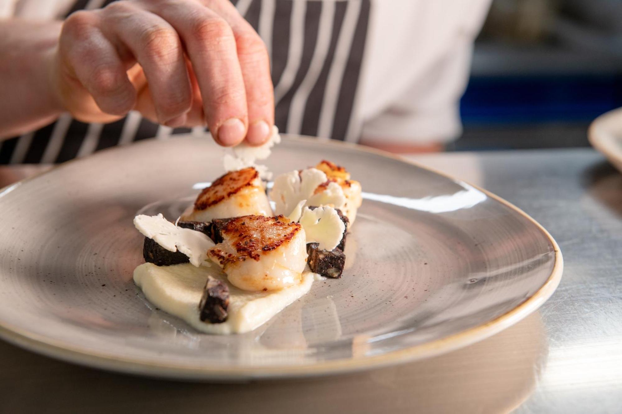 The Millstone, Mellor Hotel Blackburn  Eksteriør billede A chef finishing a plate of scallops