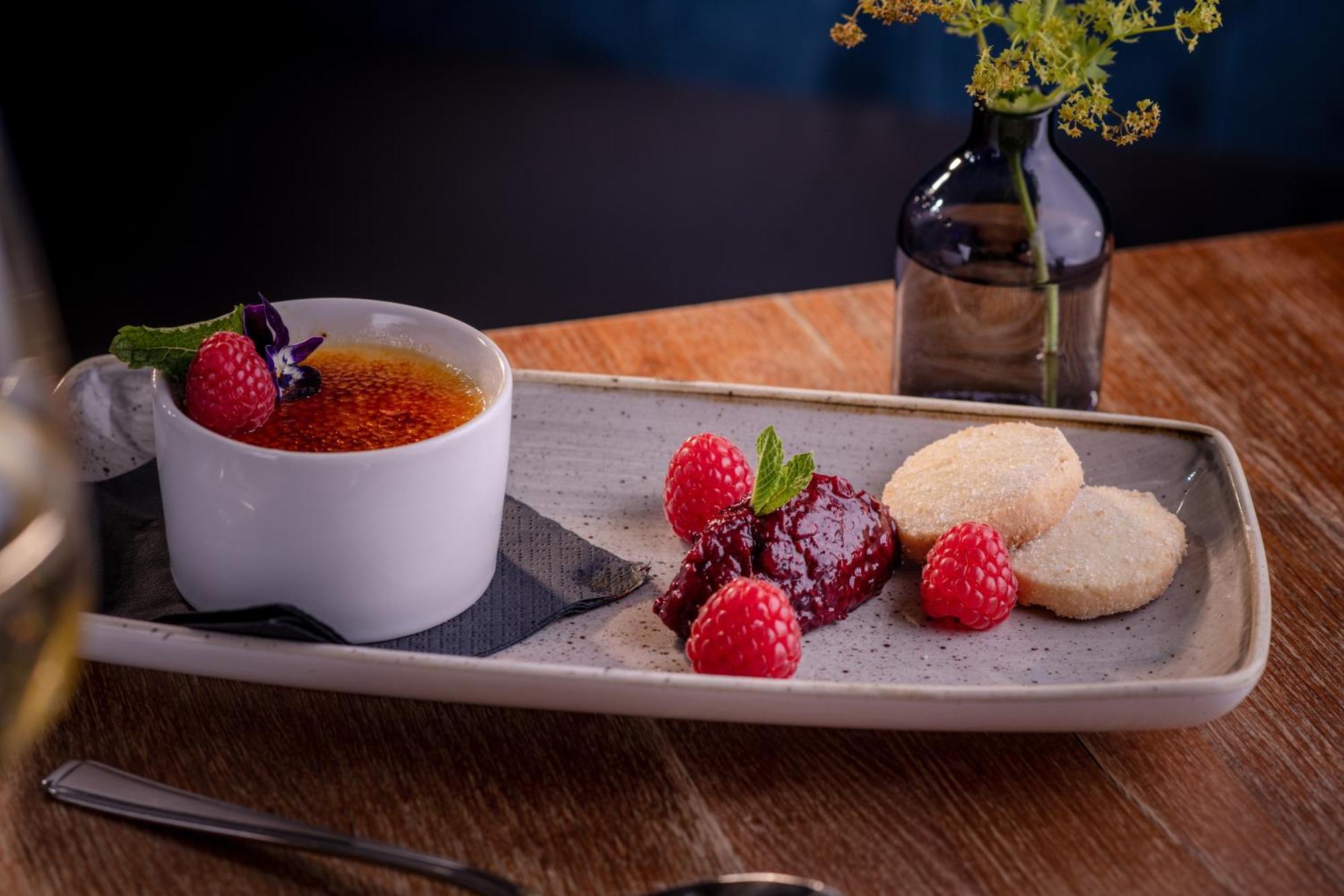 The Millstone, Mellor Hotel Blackburn  Eksteriør billede Crème brûlée with raspberries