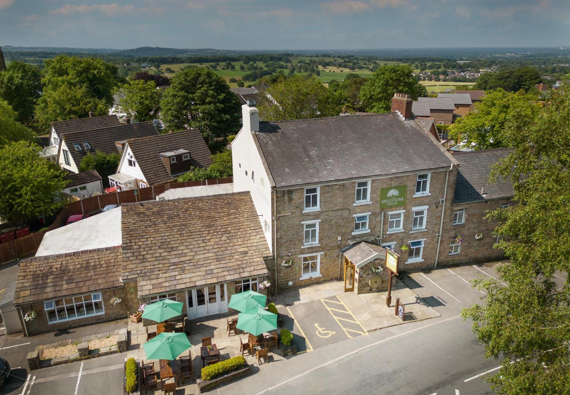 The Millstone, Mellor Hotel Blackburn  Eksteriør billede The Green Man, from the air