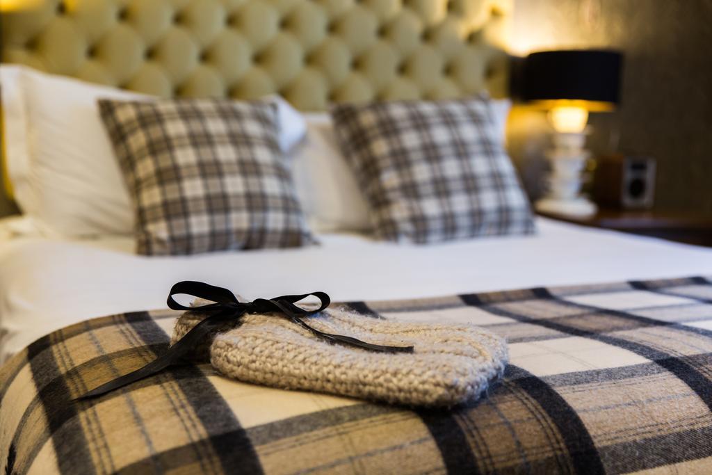 The Millstone, Mellor Hotel Blackburn  Værelse billede A bed with a throw